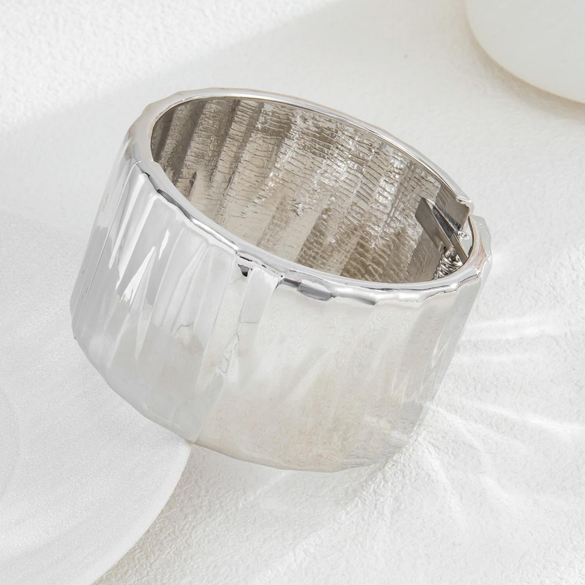 

Ювелирный индивидуальный большой глянцевый широкий браслет модный универсальный глянцевый дизайн нестандартный открывающийся браслет