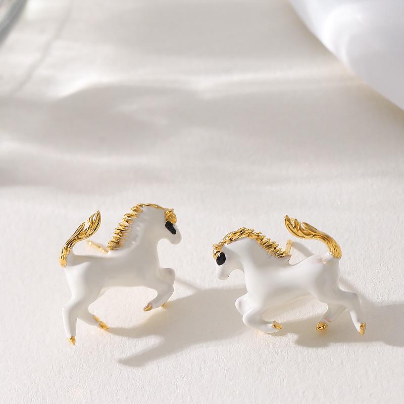 

Guochao personality Chinese wind dripping oil three-dimensional zodiac horse stud earrings niche design horse to success earrings commuter earrings