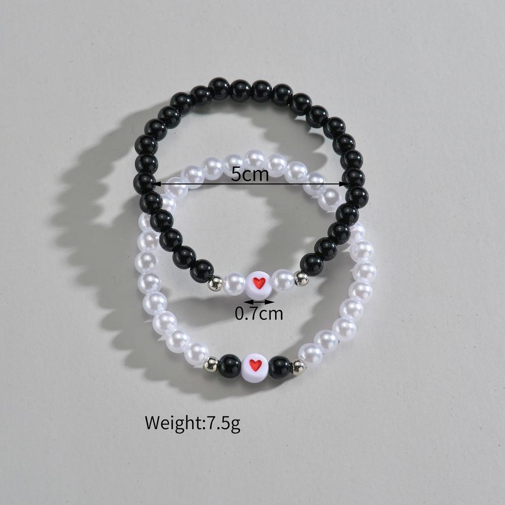 2-teiliges Set aus minimalistischen schwarzen und weißen Perlen gemischt mit Liebe gestapelten Damenarmbändern