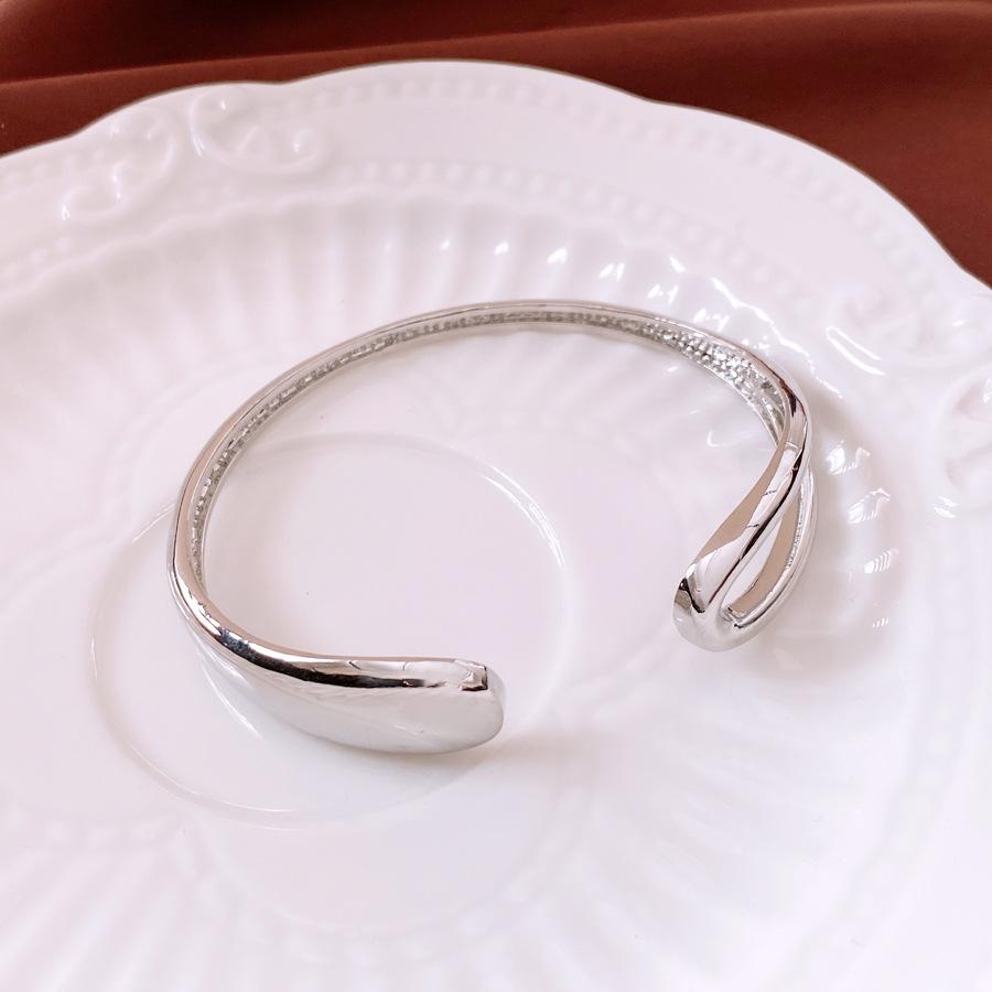 

Браслет из 18-каратного настоящего золота с гальваническим покрытием, круглый, с полым отверстием, европейский и американский простой и универсальный браслет, легкая роскошь, высококлассные ювелирные изделия, женский