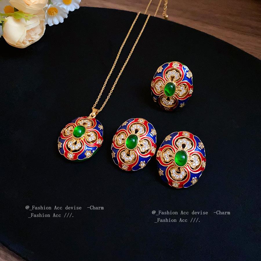 K Real Gold Electroplated Zircon Color Geometric Pendant Necklace Retro Court Style Collarbone Chain Premium Sense Necklace Jewelry Women