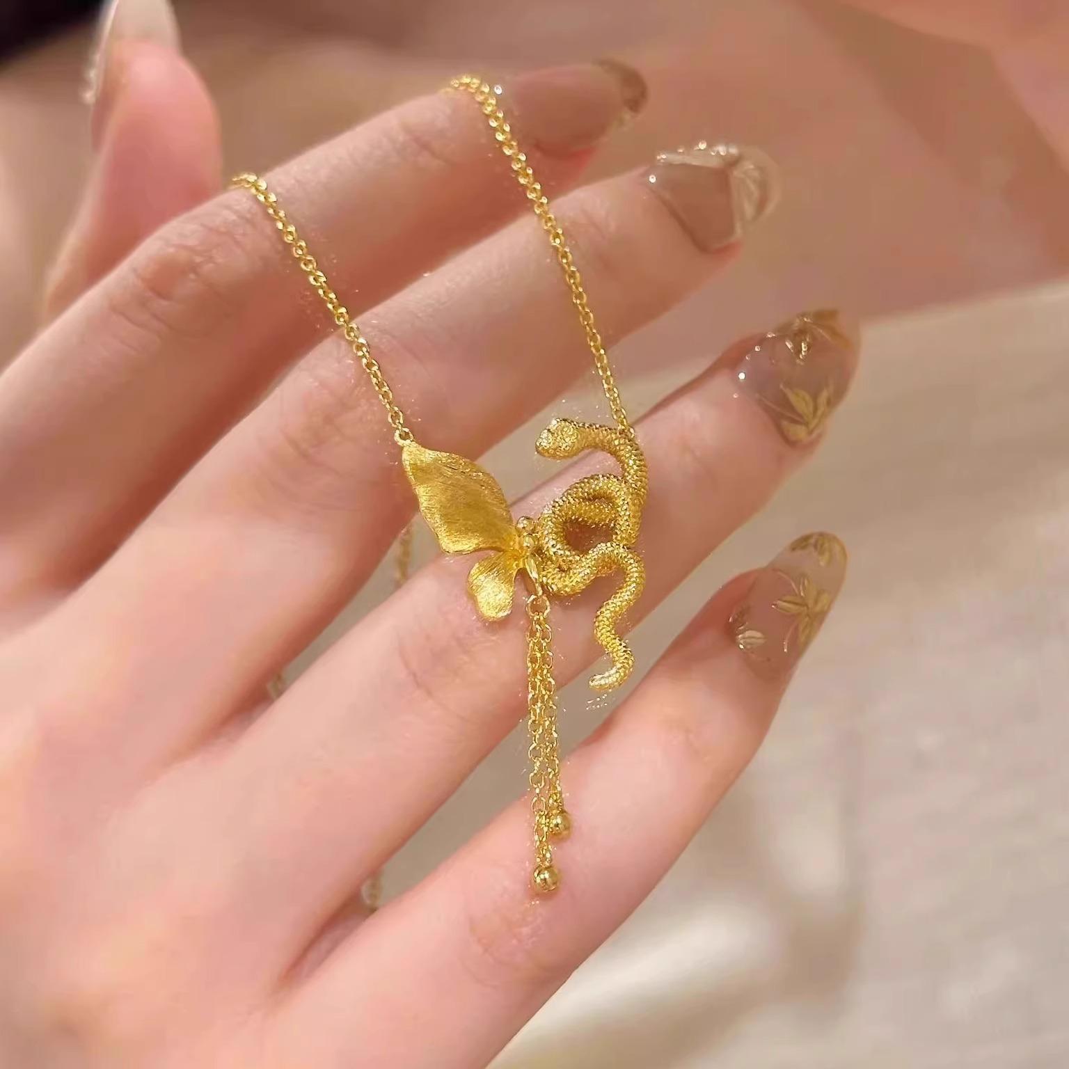 Light luxury retro snake butterfly companion necklace French niche fashion high-end super fairy butterfly spirit snake fringed collarbone chain female