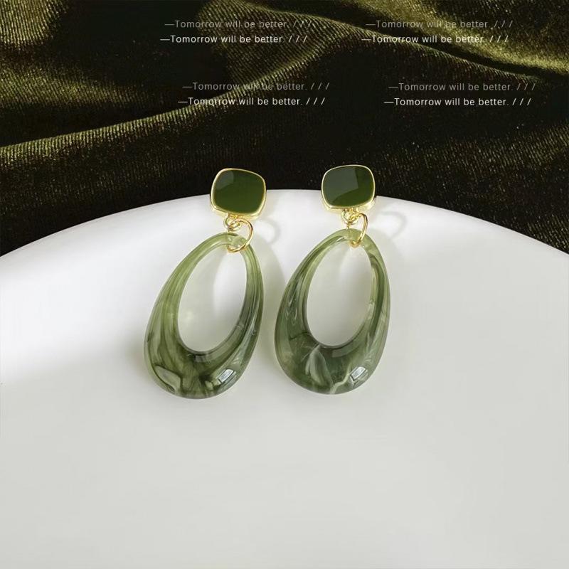 

Design sense Matcha green earrings Hong Kong style retro court style temperament stud earrings light luxury high sense geometric oval earrings 925 silver needle