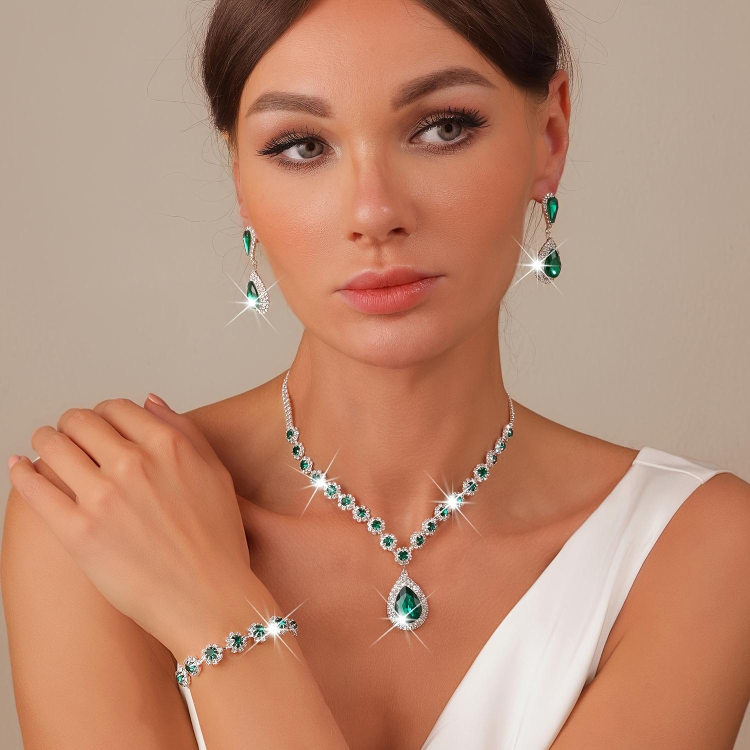 

Модные украшения для женщин зелёный