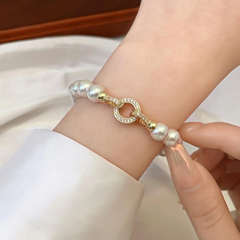 French-Inspired Pearl Bracelet: Micro-Inlaid Round Buckle, Light Luxury, Retro Style, Versatile Handcrafted Jewelry