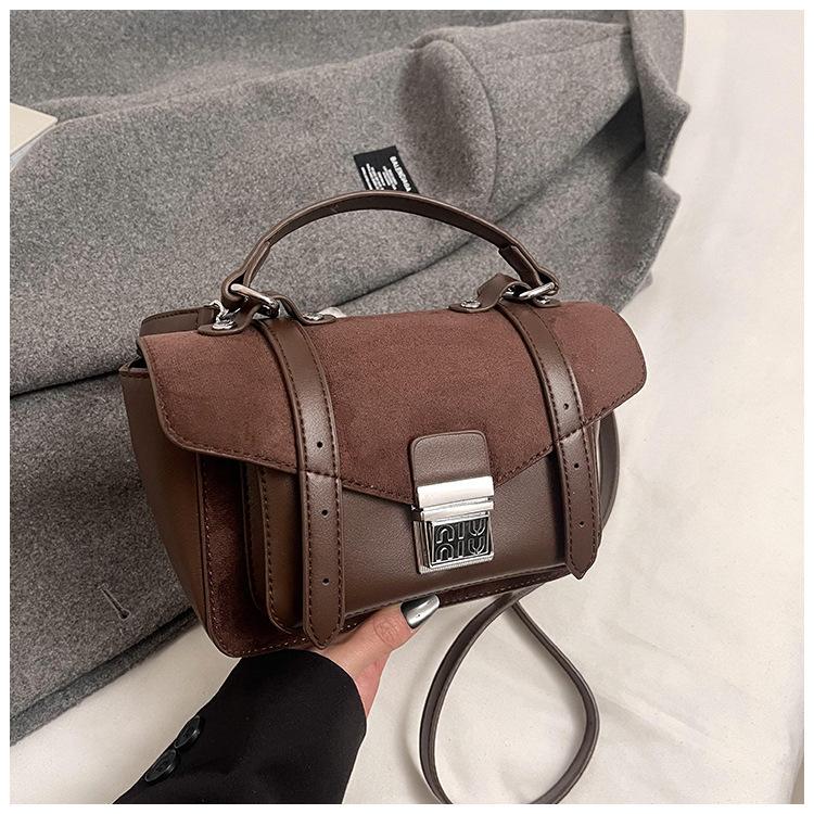 

Маленькая матовая сумка с высокой текстурой женская 2025 новая ретро сумка почтальона для ношения в руке осенняя сумка на плечо и через плечо в иностранном стиле