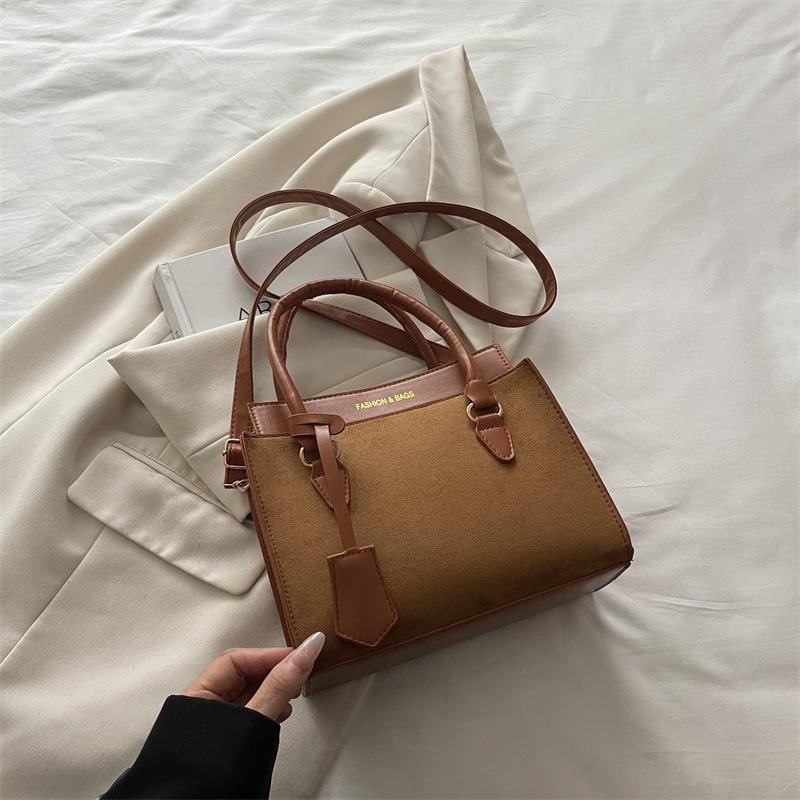 

2025 новая осенняя простая текстурированная сумка-тоут большой вместимости для поездок на работу, модная и элегантная сумка через плечо, атмосферная женская сумка, тренд светло-коричневого