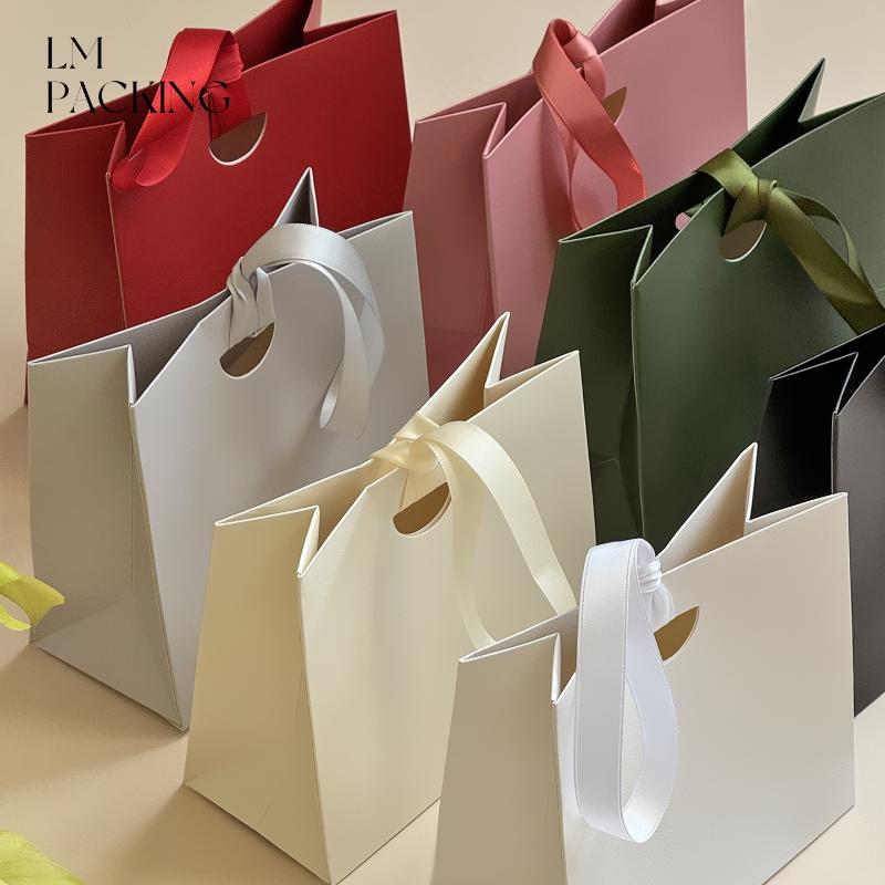 Luxury Packaging Paper Bag Gift Bag with Ribbon Handle for Holiday Party Birthday Present Storage