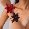 Náramek s červeným květem, velký květinový prsten na ruku, luxusní přehnaný květinový náramek na párty
