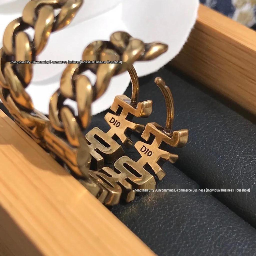 Di Jia Antique Bronze Wheat Ear Letter Stud Earrings - Women's Retro Style with Full Diamond Detailing