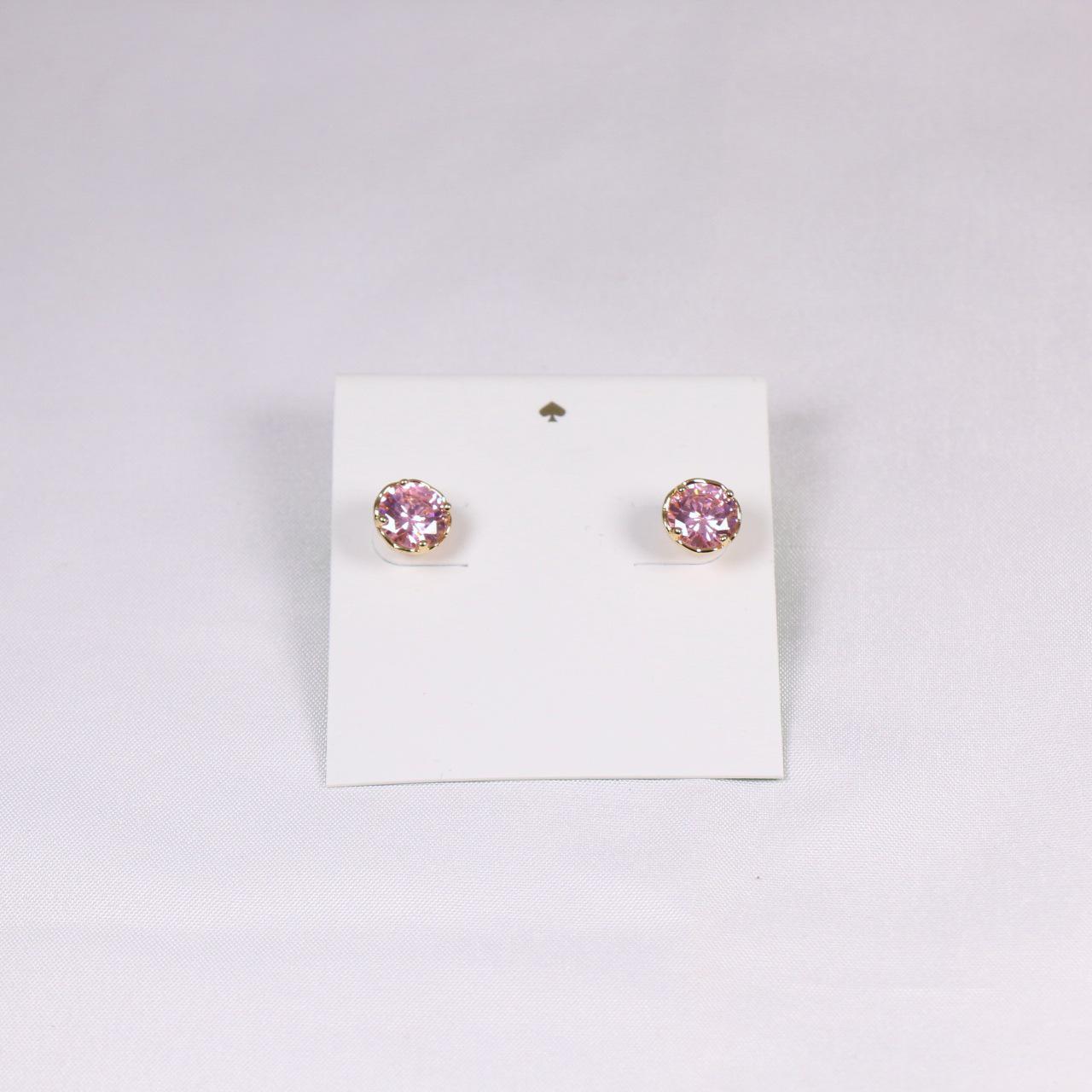 

Простые серьги-пусеты в виде персикового сердца с круглым сверкающим цирконом