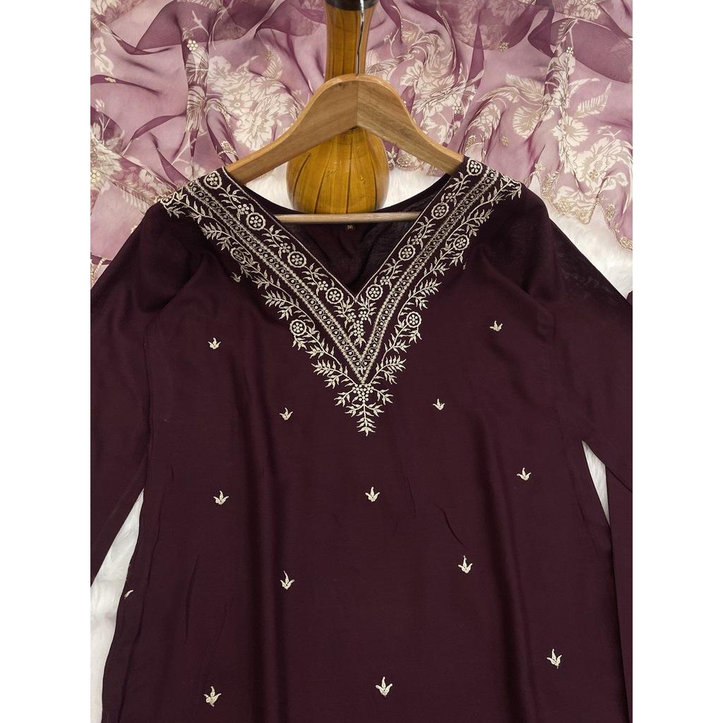 Prezentând Noul Set Costum Frumos din Material Raion