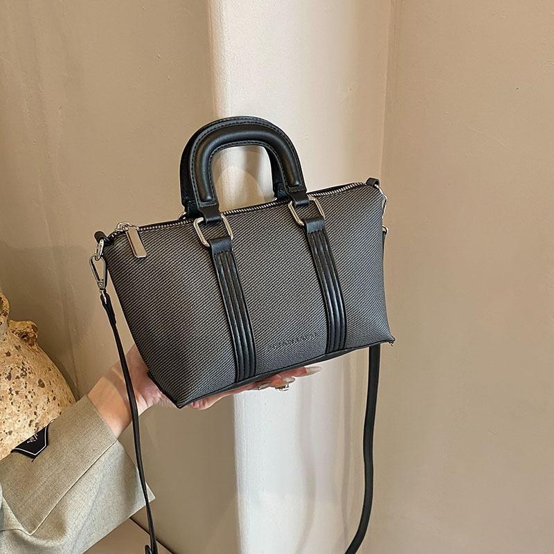 This year's popular bag women's large-capacity 2025 new fashionable textured shoulder bag summer versatile commuter tote bag