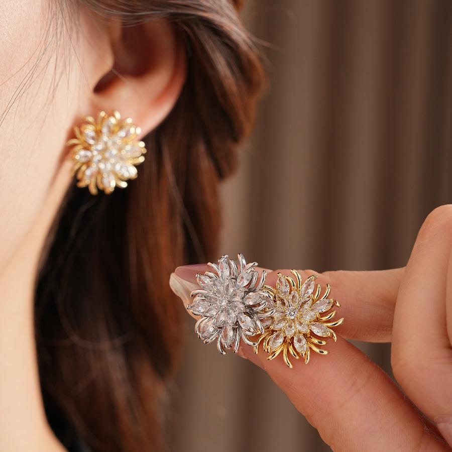 High-quality Zircon Crystal Snowflake Earring for Women Light Luxury Exquisite Stud Earrings High-end Fashion Accessories Gifts