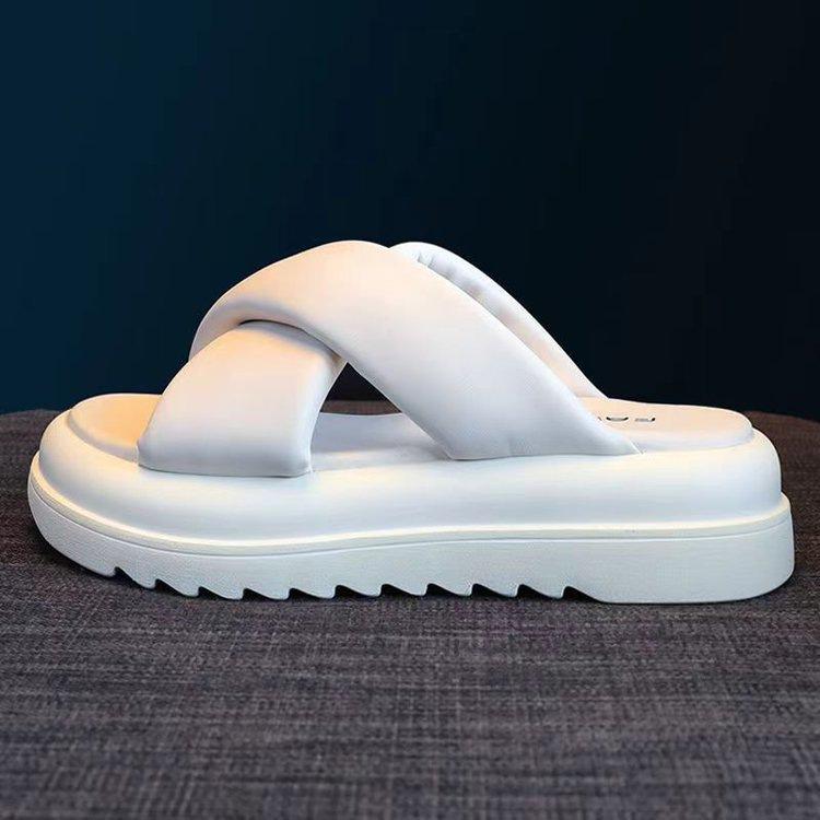 Kleine frische und coole Hausschuhe werden draußen getragen, und die neue dicke Sohle erhöht die Höhe im Sommer.. Lässige Ein-Riemen-Sandalen sind im Trend.