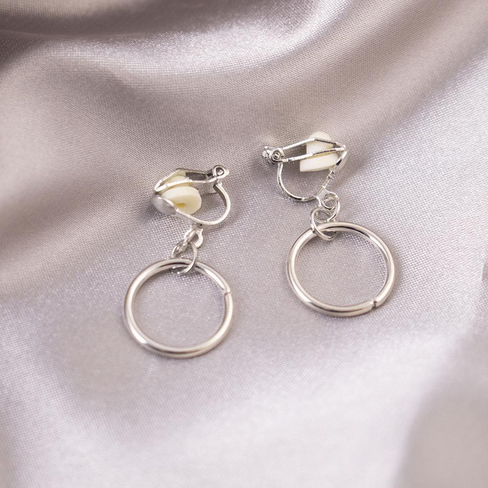 Elegant Clip-On Triangle Earrings for Non-Pierced Ears - Versatile, Light Luxury for Everyday Wear.
