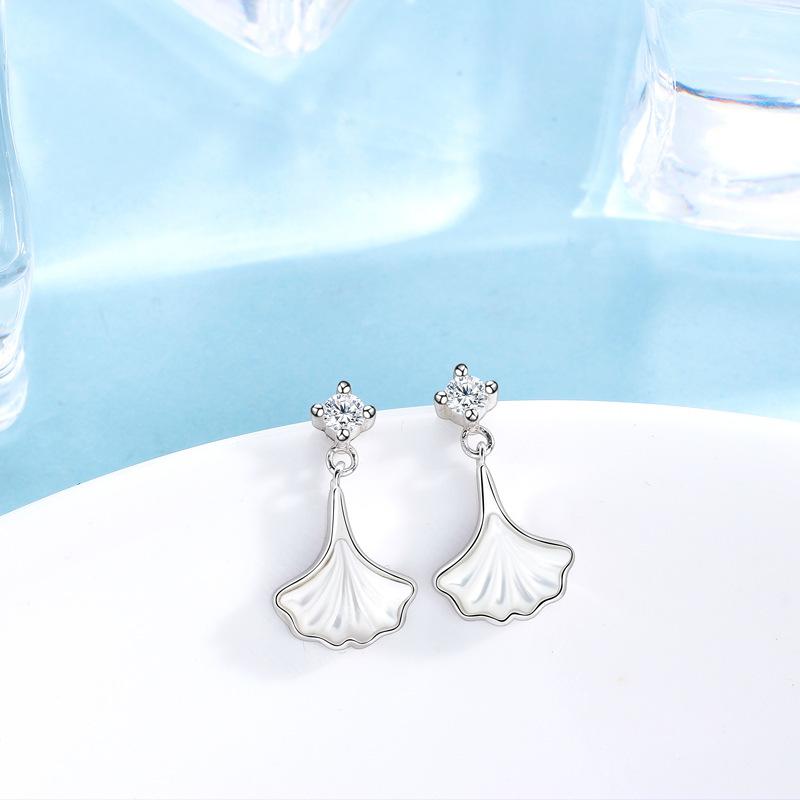 Sansheng Has Apricot Ginkgo Leaf Stud Earrings, Female Mori Small Fresh and Fashionable Versatile White Fritillary Earrings.