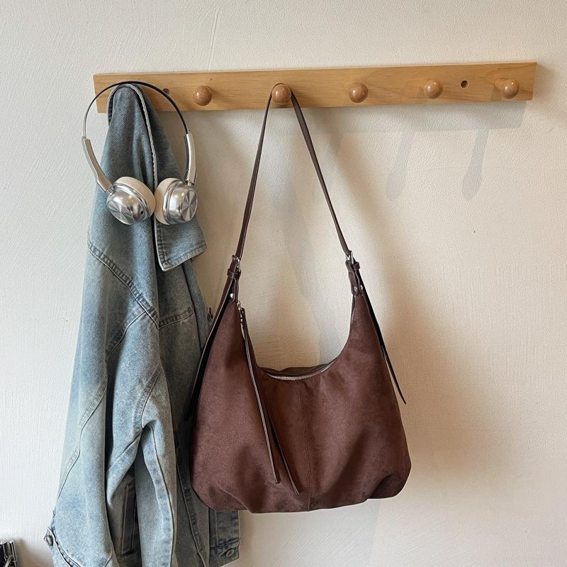 

Korean version niche large-capacity bag women s 2025 autumn new retro shoulder bag casual high-value commuter tote bag