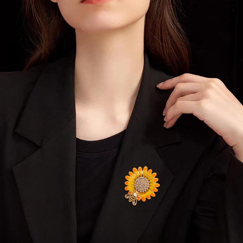 Luxusní módní brož se slunečnicí, sedmikráskou a včelou