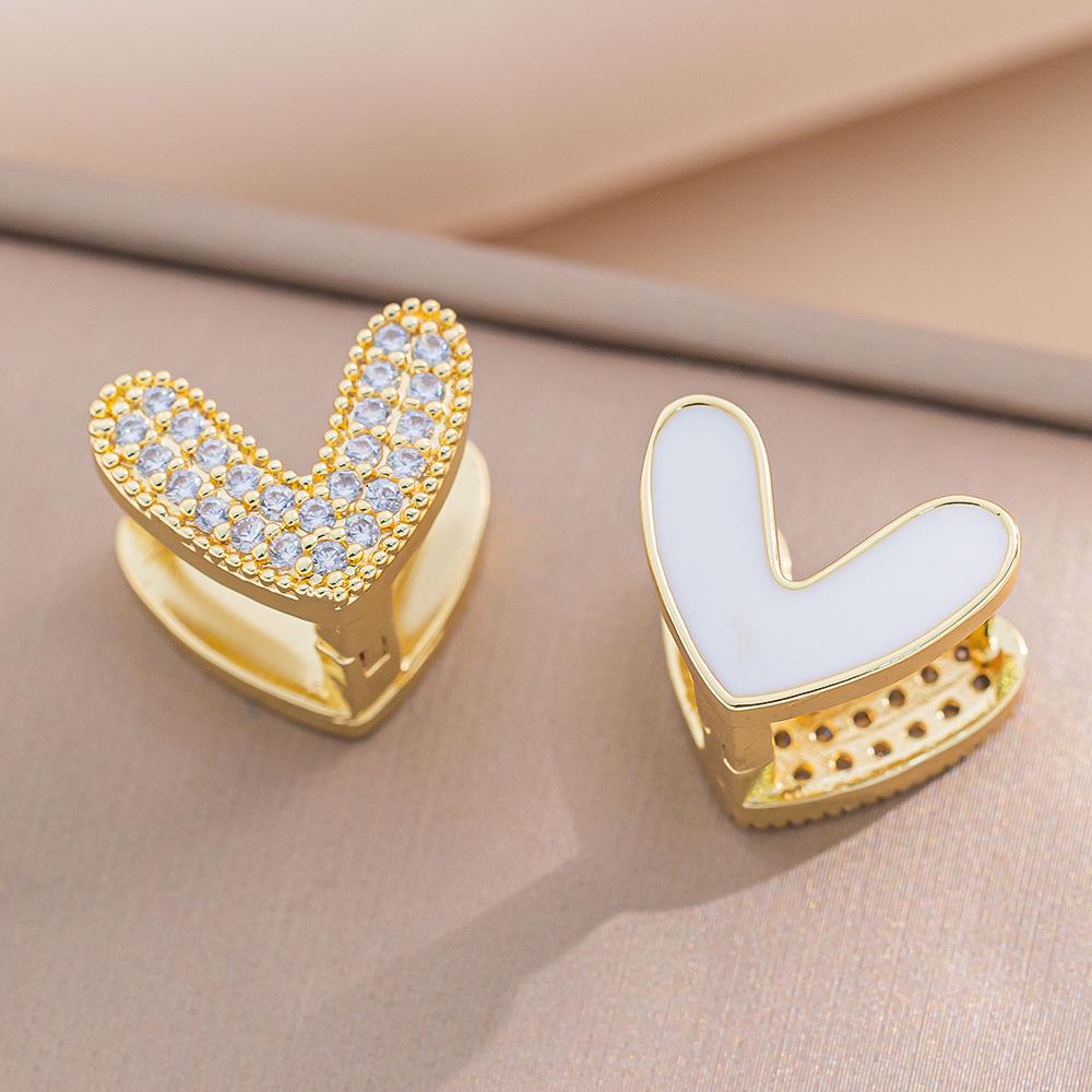 Eleganckie kolczyki sztyfty z cyrkoniami w kształcie koniczynki i misia - Nowy szykowny design