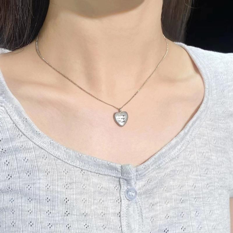 Retro Heart Shaped Pendant Necklace Unique Charm Necklace Heart Neck Jewelry Alloy Material Suitable for Trendy Outfits