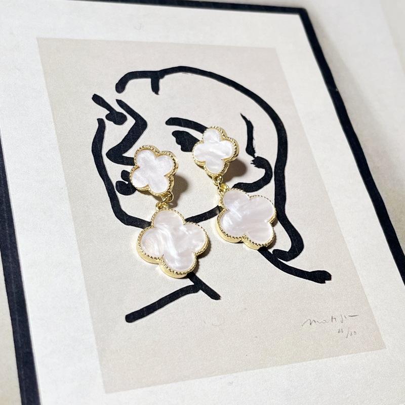 

Классические серьги «Счастливый клевер» для женщин, серьги нишевого дизайна в стиле легкой роскоши, высококачественные серьги, подчеркивающие темперамент 4*2cm белый