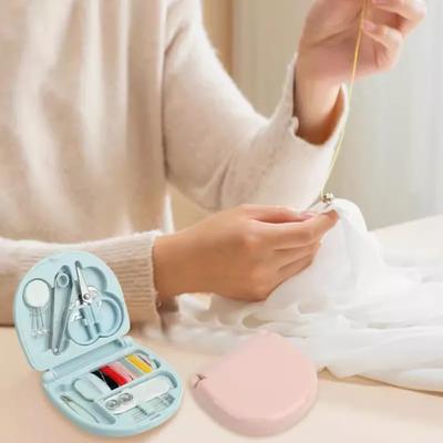 Tragbares Handnähset, Mini-Reisenähmaschine mit Fäden, Nadeln, Schere für Notfall-Kleiderreparaturen, DIY