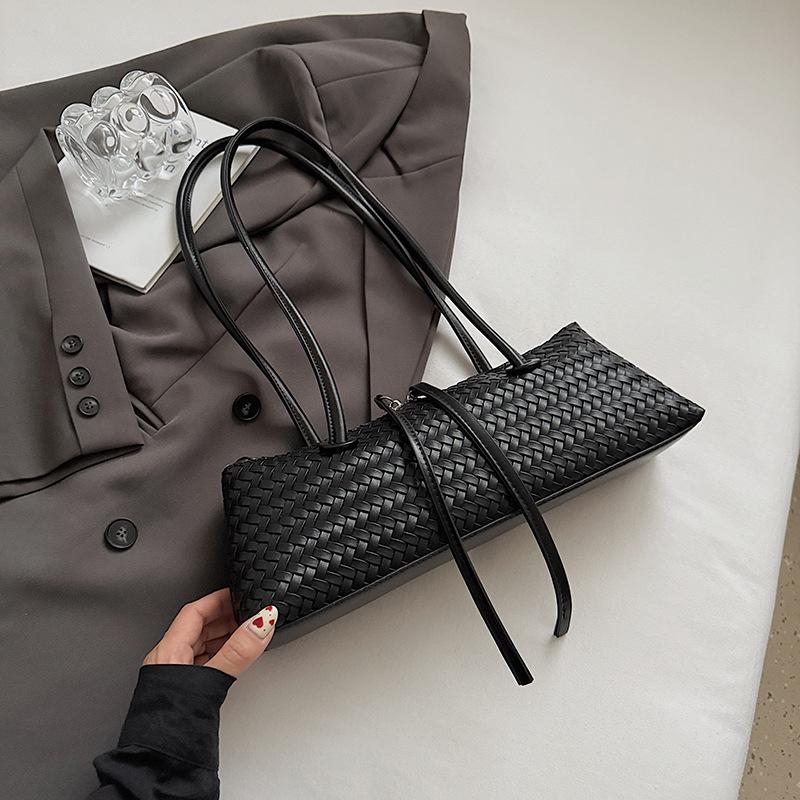 

High-value foreign-style large-capacity bag women s 2025 new niche fashion casual one-shoulder underarm baguette bag чёрный