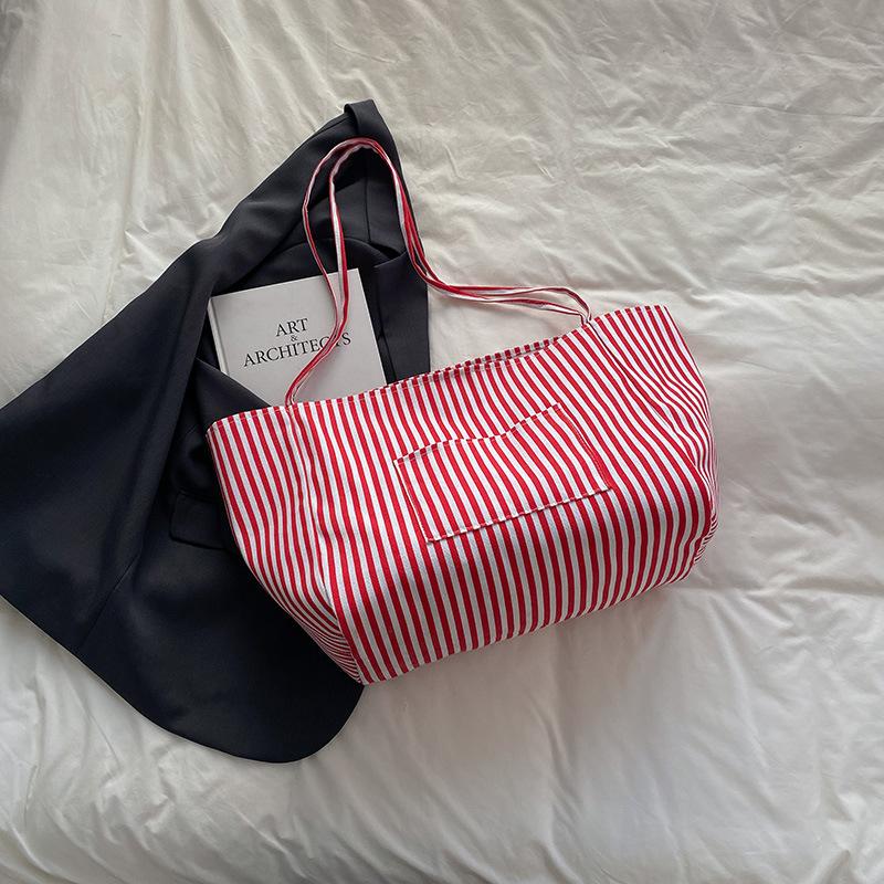 

Повседневная ретро литературная и простая сумка большой вместимости 2025 лето в тонкую полоску маленькая свежая плечевая сумка-тоут