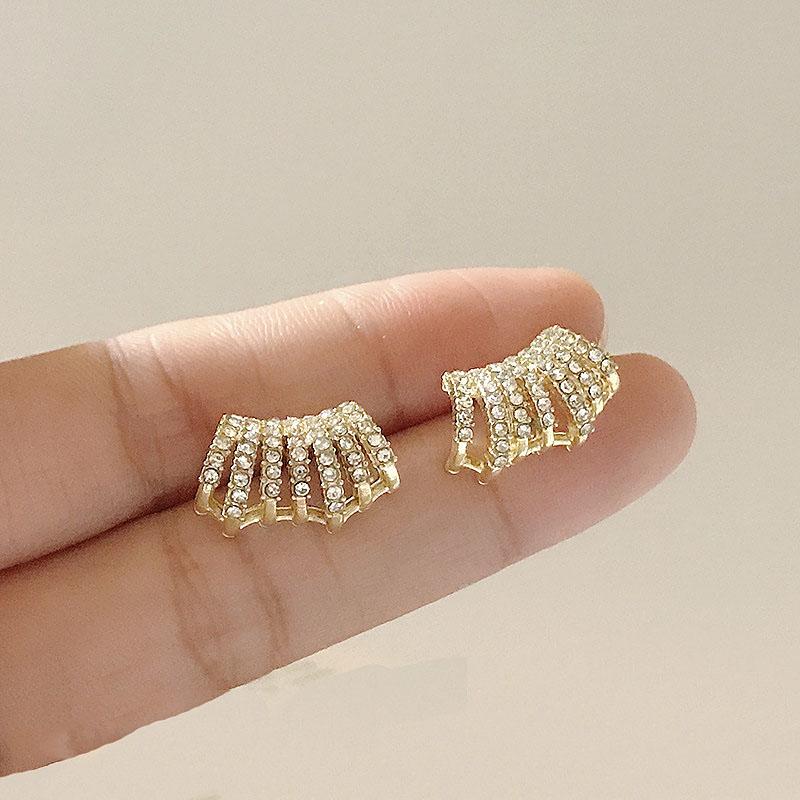 

Full Rhinestone Claw Women s Stud Earrings Seven Lines Unique Hiphop Punk Style Casual Small Earrings for Girls aretes mujer