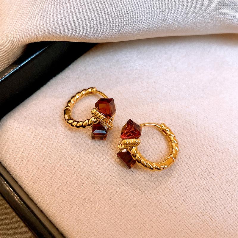 Крученые квадратные серьги-гвоздики из смолы Винтажные серьги в придворном стиле Изящные серьги Женские