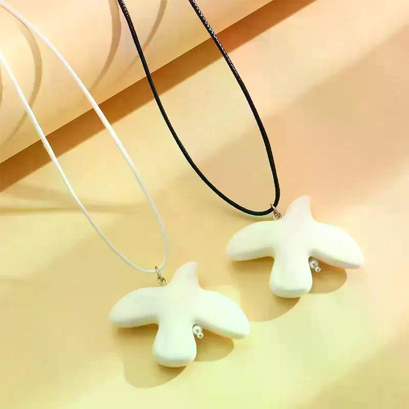Squisito Collana Colomba della Pace in Ceramica Bianca Per Donna Ciondolo Colomba Vintage Catena per Maglione Moda Accessori Gioielli per Feste Regalo
