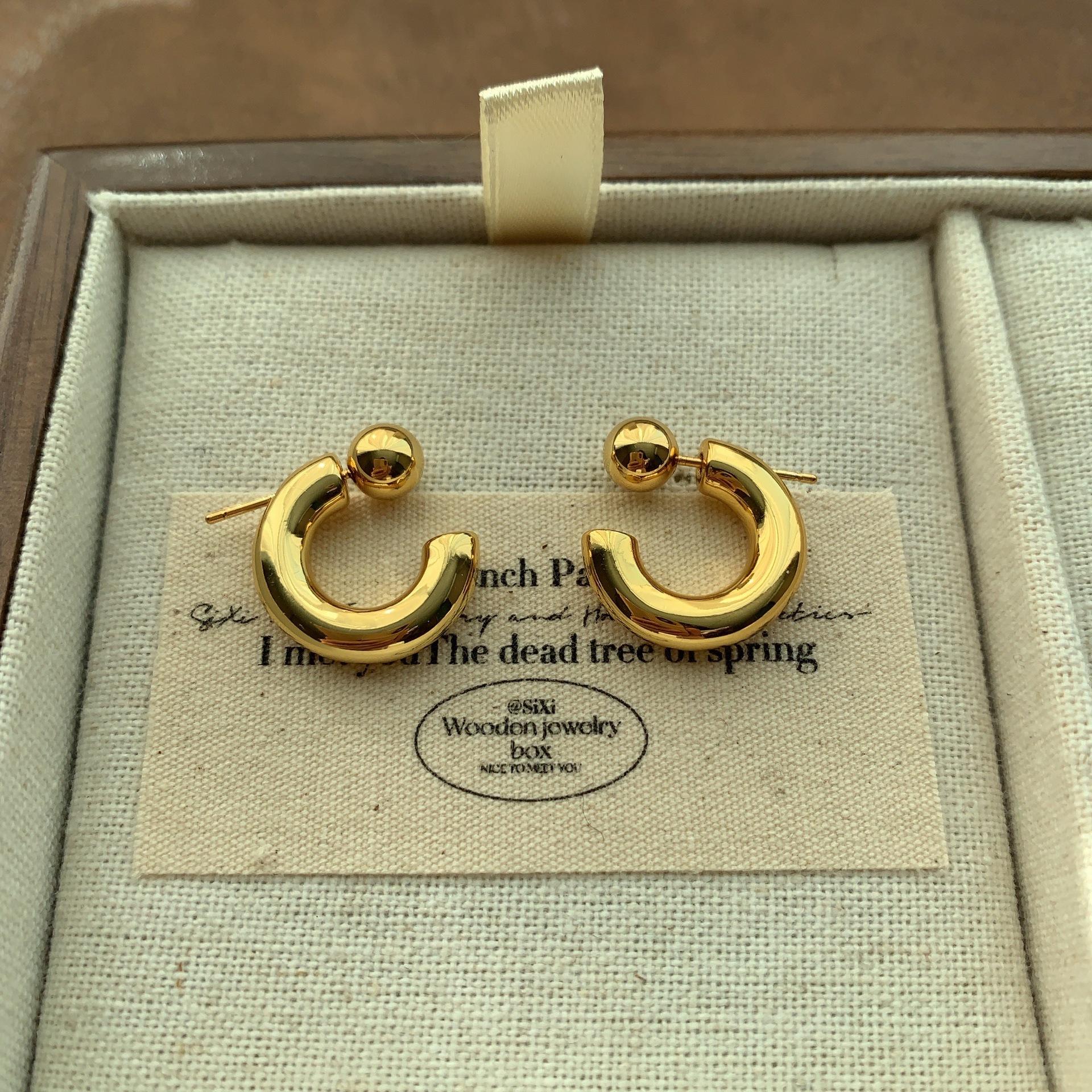

Simple high-grade semi-round glossy earrings, earrings, light luxury retro fashion, cold texture, commuting neat and personalized earrings