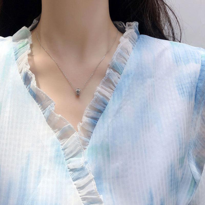 Colier Negru Rotund Tridimensional pentru Femei, Lanț pentru Claviculă, Comemorând Colierul cu Design Nișă de Lux