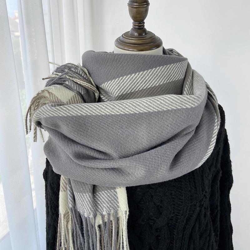 Sciarpa da donna elastica morbida a quadri a righe invernale calda con finiture a nappa, accessorio di moda versatile per uscite casual e clima freddo