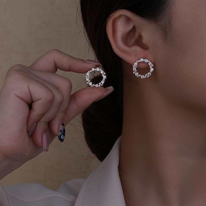 Simple Circles and Shattered Temperament Versatile Niche Light Luxury High-end Design Earrings