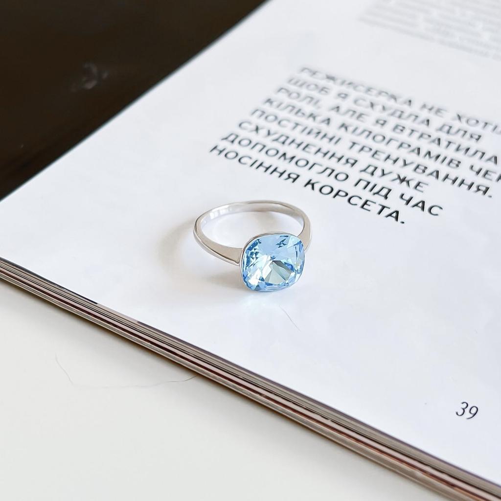 Серебряное кольцо с фианитами, вес изделия 3,02 гр (60001721)