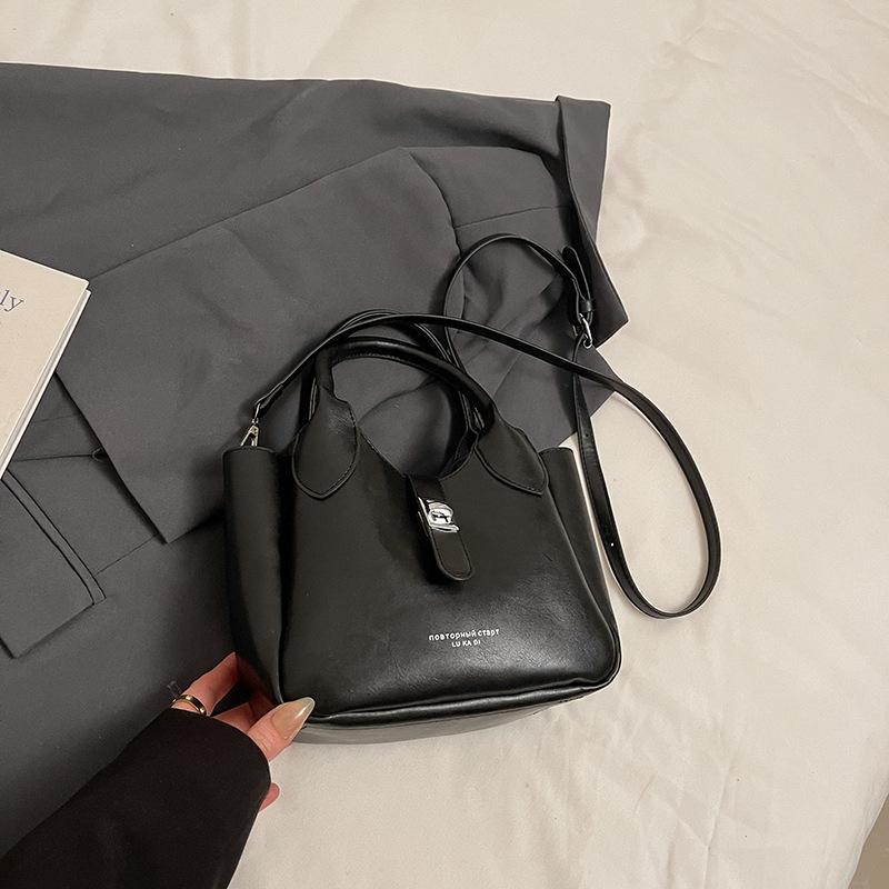 High-end foreign-style portable bucket bag women's 2025 new fashion spring and summer popular Korean version of shoulder messenger bag