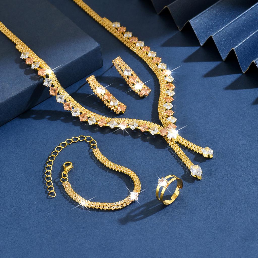 Sencillo y elegante, conjunto de cuatro piezas de alta calidad: collar, pendientes, pulsera y anillo de oro. Los productos nuevos se venden bien