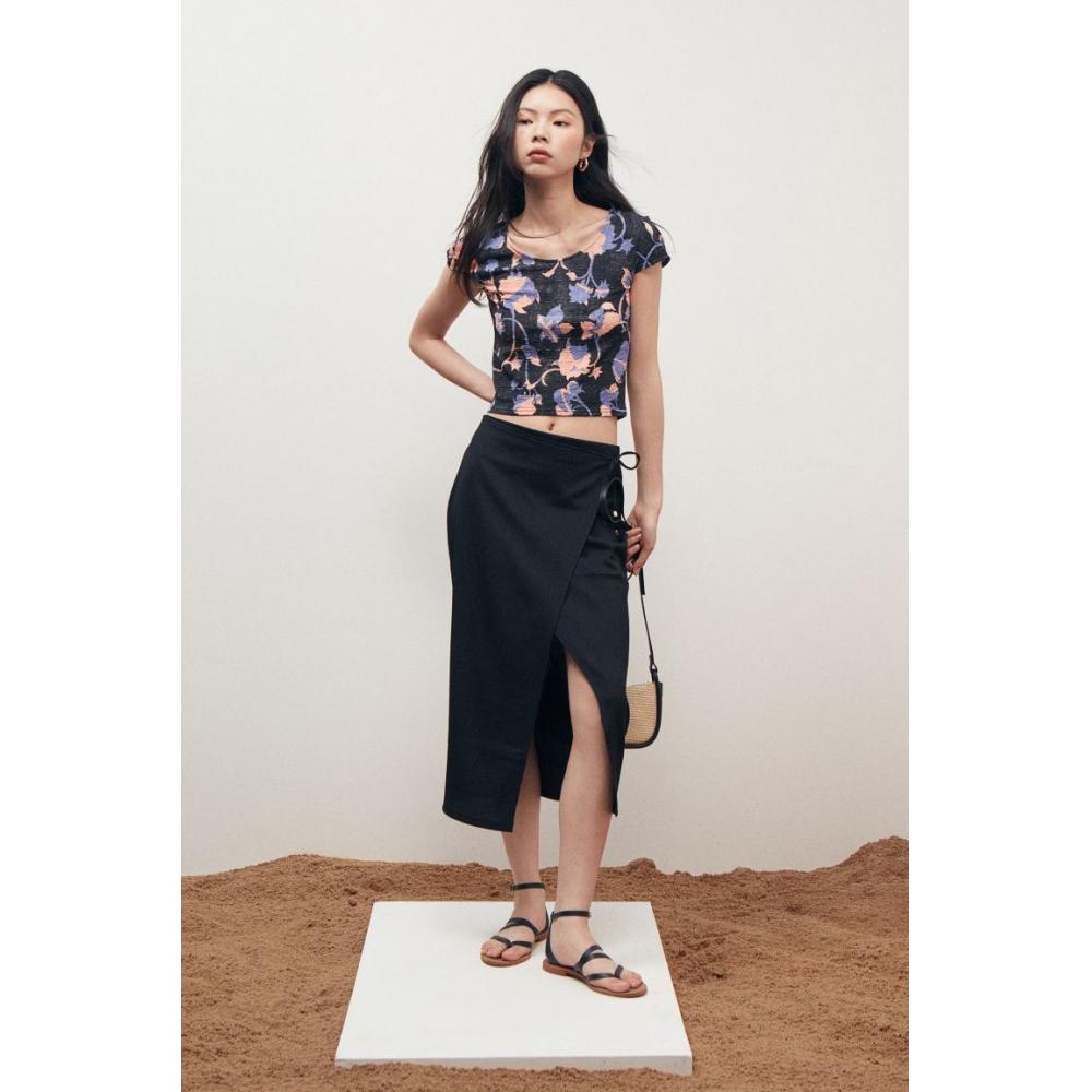 

Топ из фактурного трикотажа HM, черный с цветочным принтом