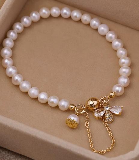Natural pearl bracelet French design sense iron suction buckle beaded bracelet zircon bee pendant bracelet.