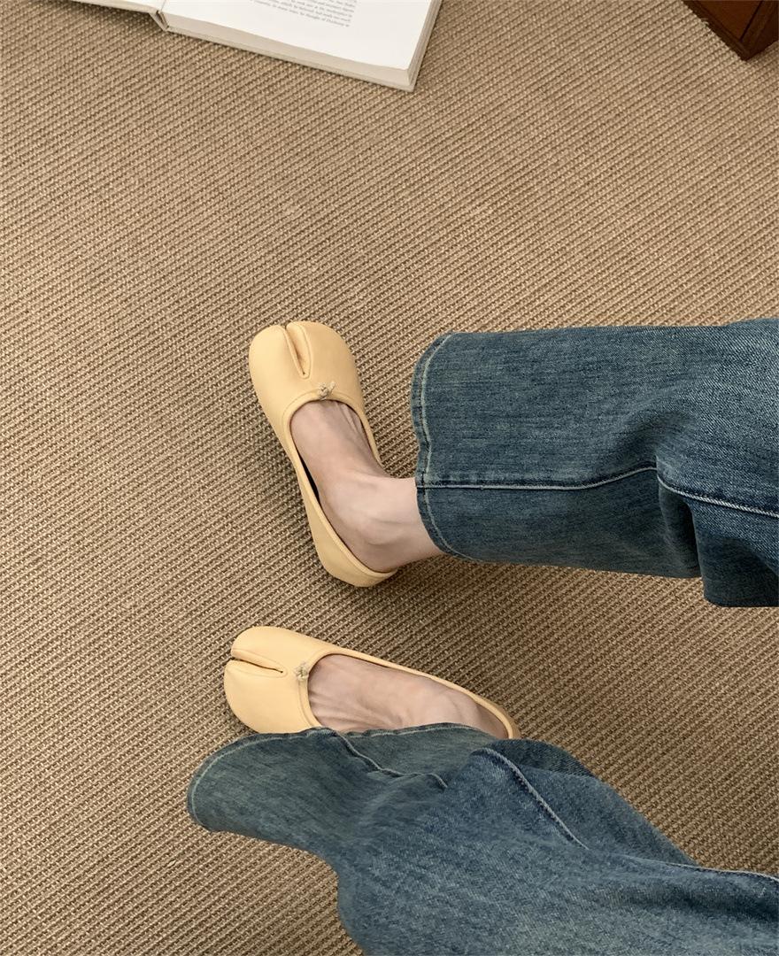 

Korean version of retro niche soft-soled split-toed single shoes women s 2025 new shallow mouth night wind fairy pig s trotters Doudou shoes 39 жовтий