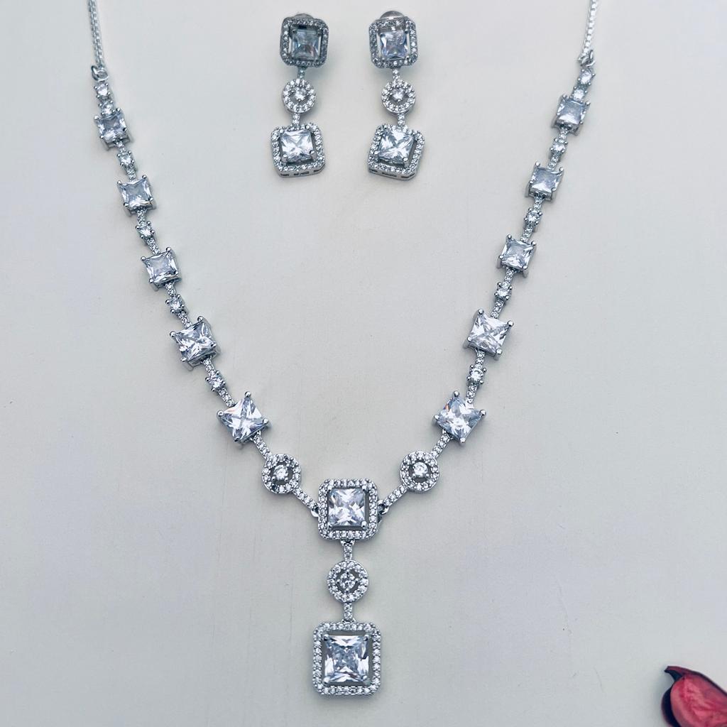 Versilbertes, rundes Diamant-Halsketten-Set mit Diamanten für Damen