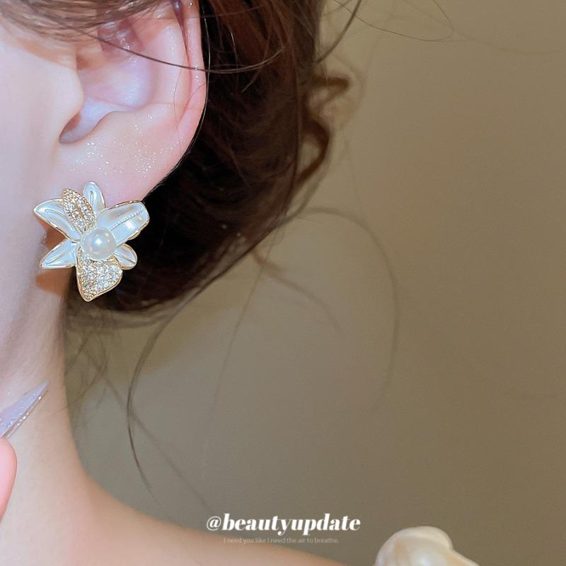 Japan and Korea series~ Silver needle super flash zircon dripping oil flower stud earrings exquisite versatile earrings sweet commuter earrings women