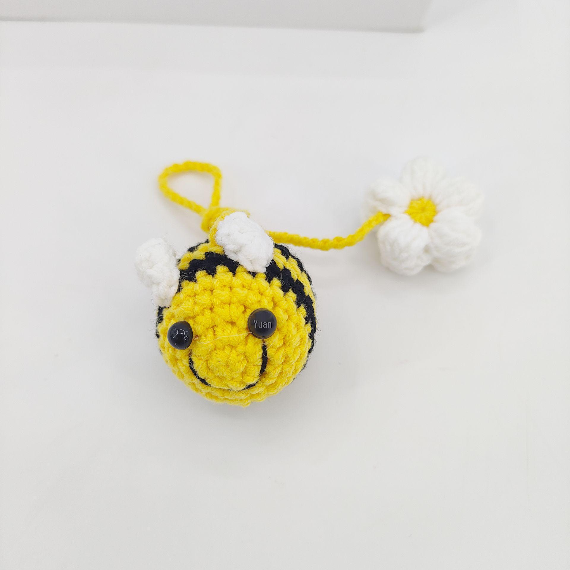 

Подвеска ручной работы из шерстяного вязания в виде пчелы и цветка для подвешивания в машину