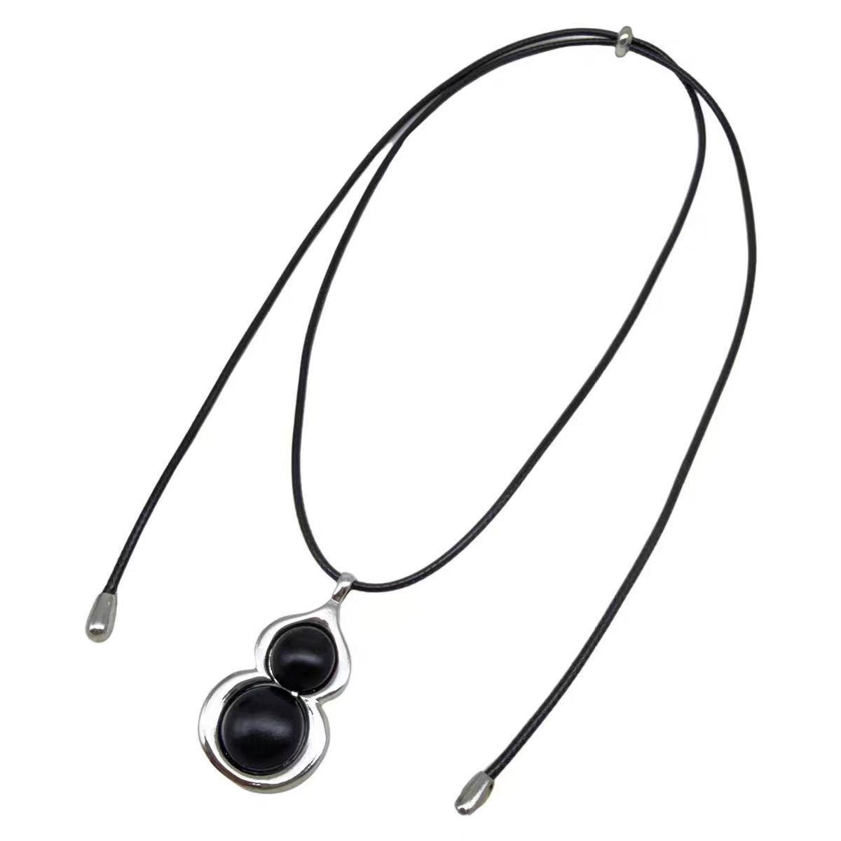 

Elegant Sandalwood Gourd Necklace: Stylish Layered Clavicle Chain for Autumn/Winter Sweaters