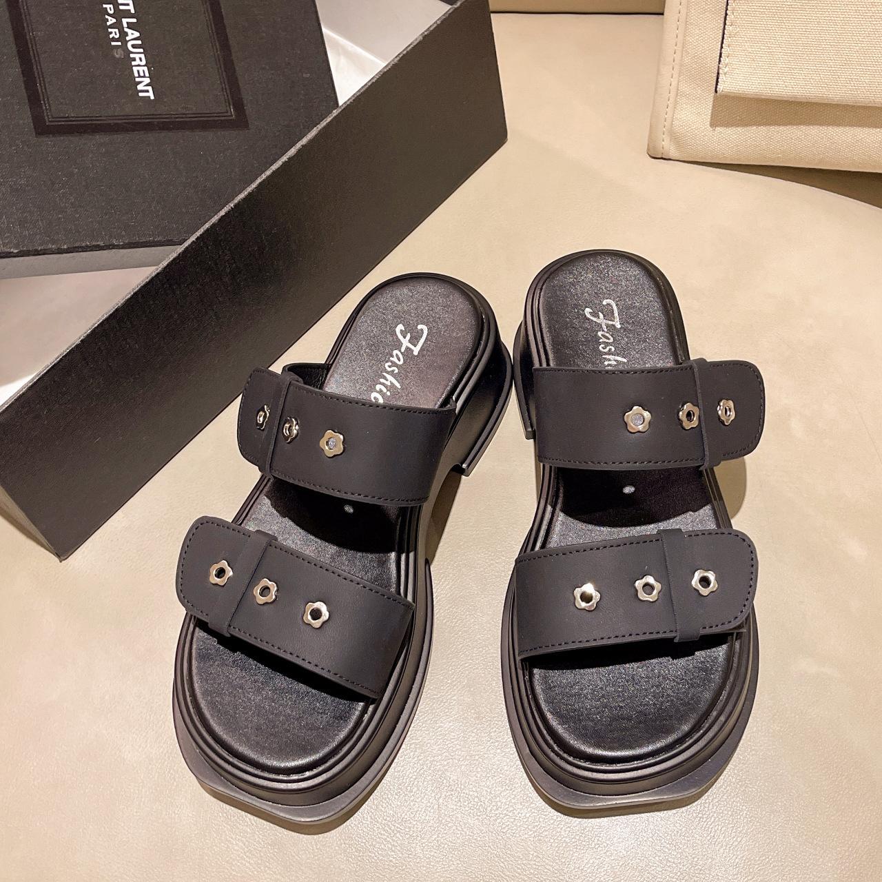 

Крутые шлепанцы на толстой подошве с открытым носком для женщин носить 2025 лето новинка корейская версия с ремешком и пряжкой женская обувь фейская мода шлепанцы на один палец 36 чёрный