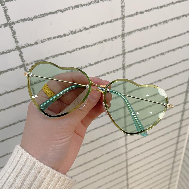 Kovové sluneční brýle ve tvaru srdce v pastelových barvách - Trendy broskvové sluneční brýle se srdcem