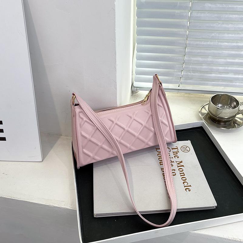 

Модна сумка в іноземному стилі з ромбовидним відступом 2024 року проста повсякденна осіння повсякденна ручна сумка на одному плечі під пахвою портативна маленька квадратна сумка рожевий