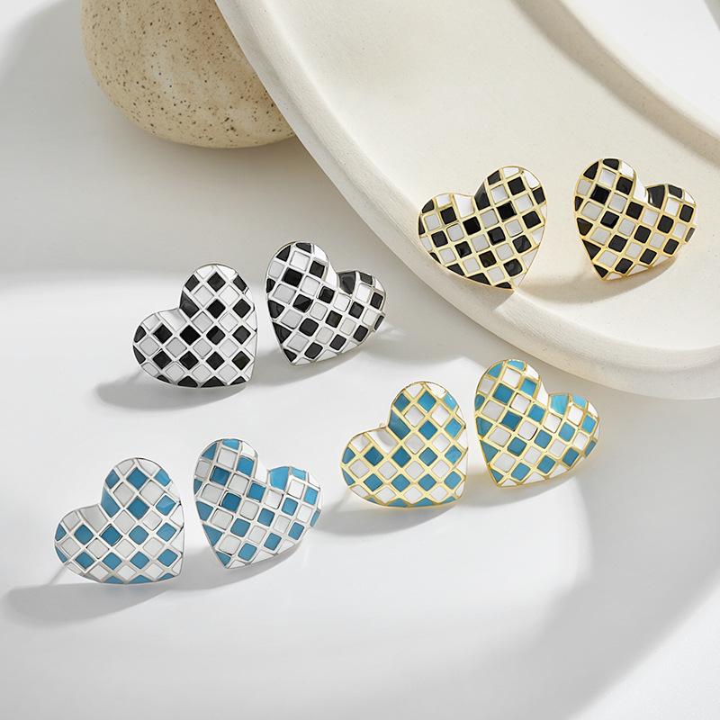 European Retro Checkerboard Heart Stud Earrings: Black & White Enamel Resin for Women